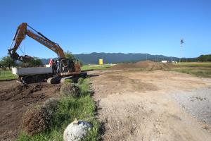 PARKIRIŠČE PRED OŠ CERKNICA ZAČETEK GRADNJE 05 FOTO LJUBO VUKELIČ